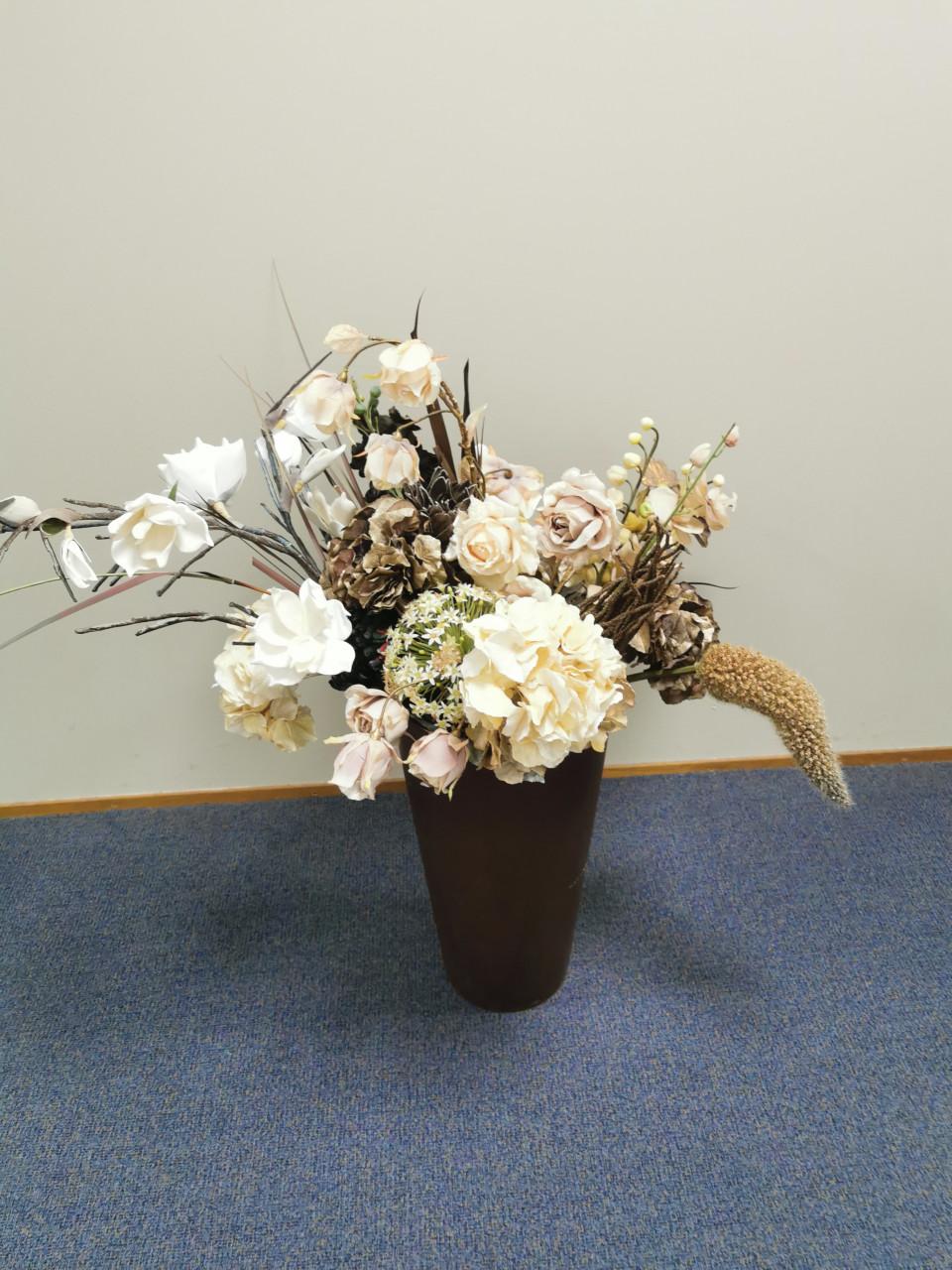 Diverse boeketten met droogbloemen