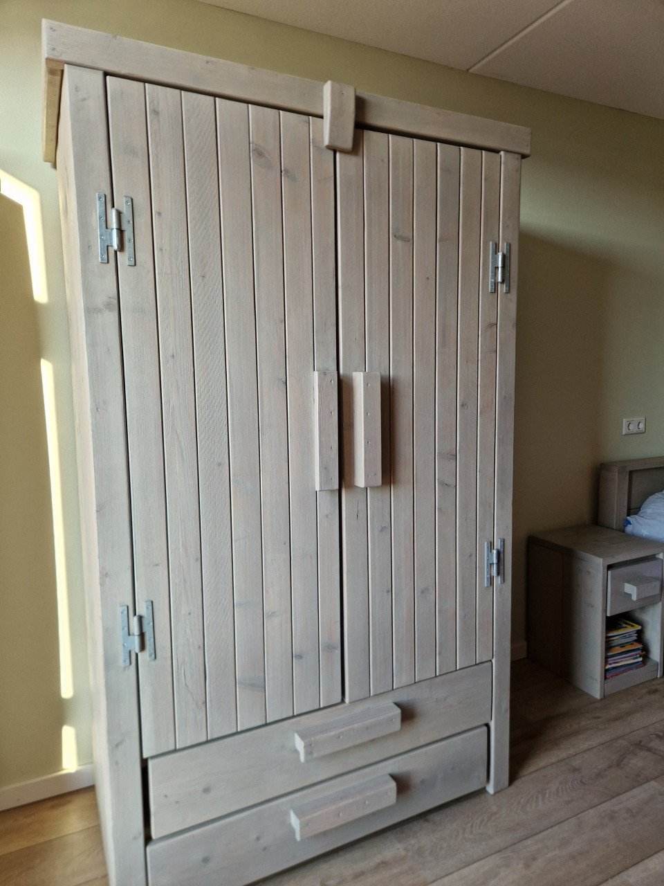 Kinderkamer steigerhout (bed, nachtkastje en kledingkast)