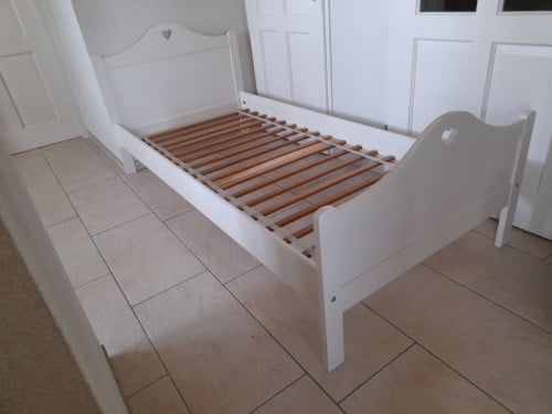 Mooi wit Kinderbed 90 x 200 (in goede staat )