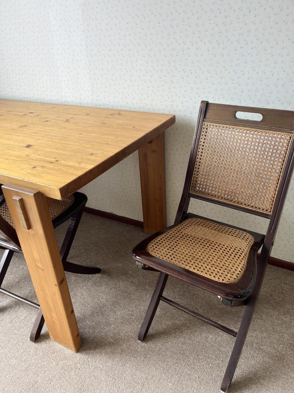 ## Lundia eetkamertafel met 4 houten klapstoelen  ##