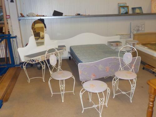 Ledikant 130 x 190 cm met kaptafel +spiegel met spiraal met matras + koopje
