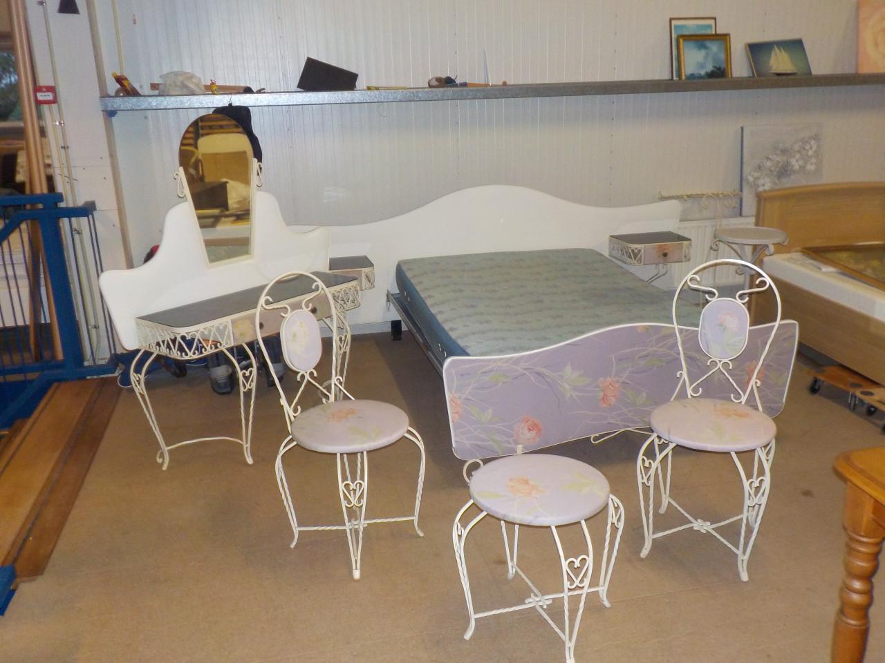 Ledikant 130 x 190 cm met kaptafel +spiegel met spiraal met matras + koopje