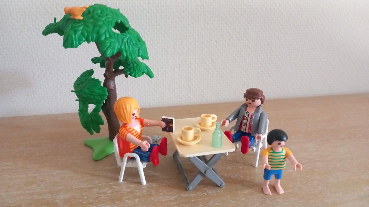 Playmobil samen buiten eten