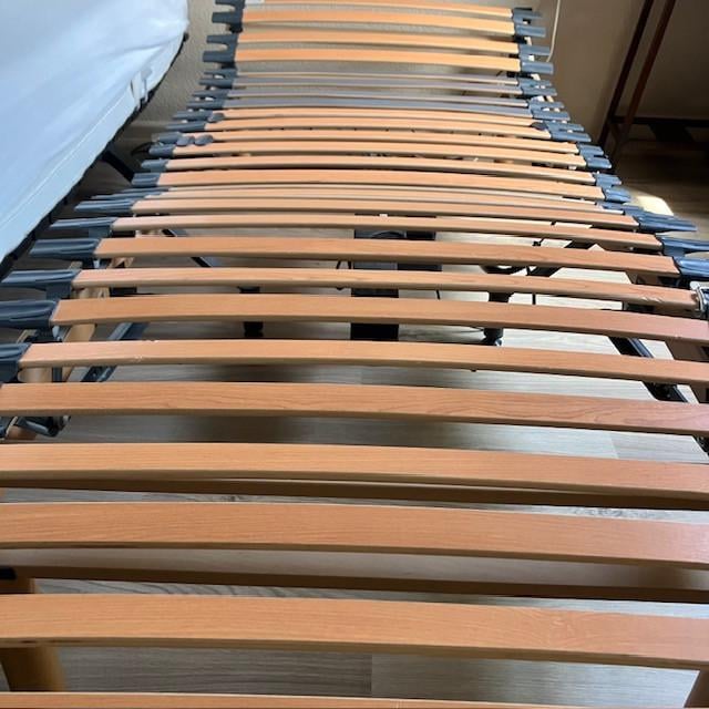 Bed met verstelbare lattenbodem ( direct beschikbaar )