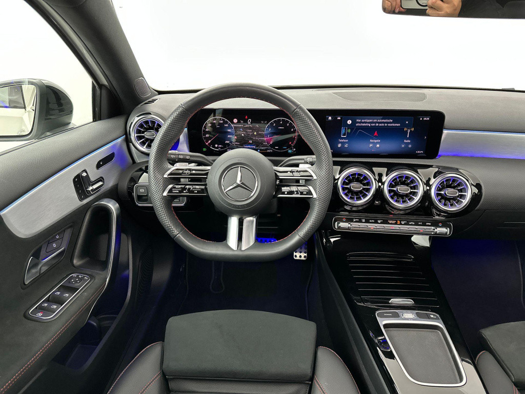 Mercedes-Benz A-Klasse 180 amg pano sfeer keyless camera btw