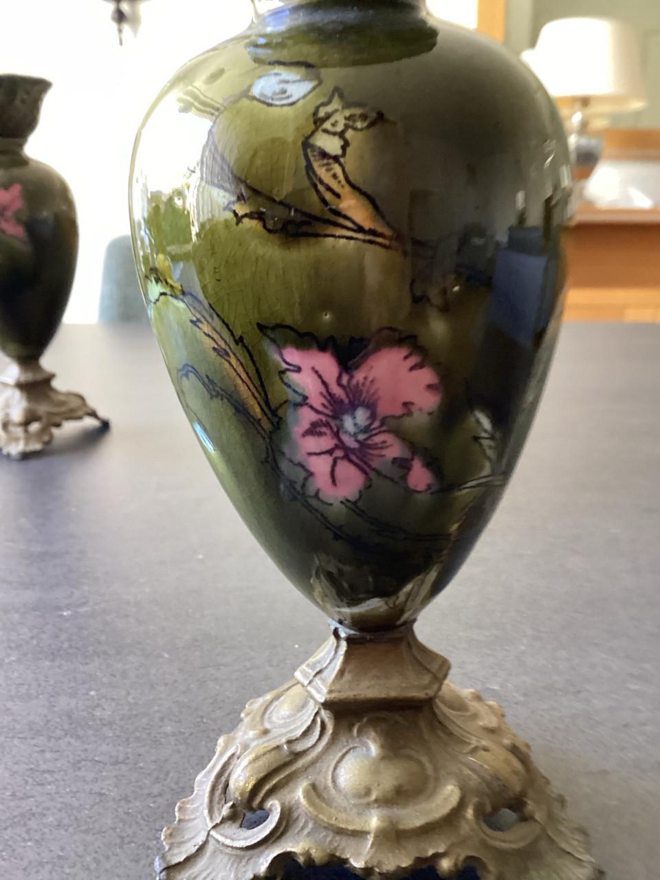 Aardewerken vaasjes met motief. Art-Nouveau-stijl.  2 x.