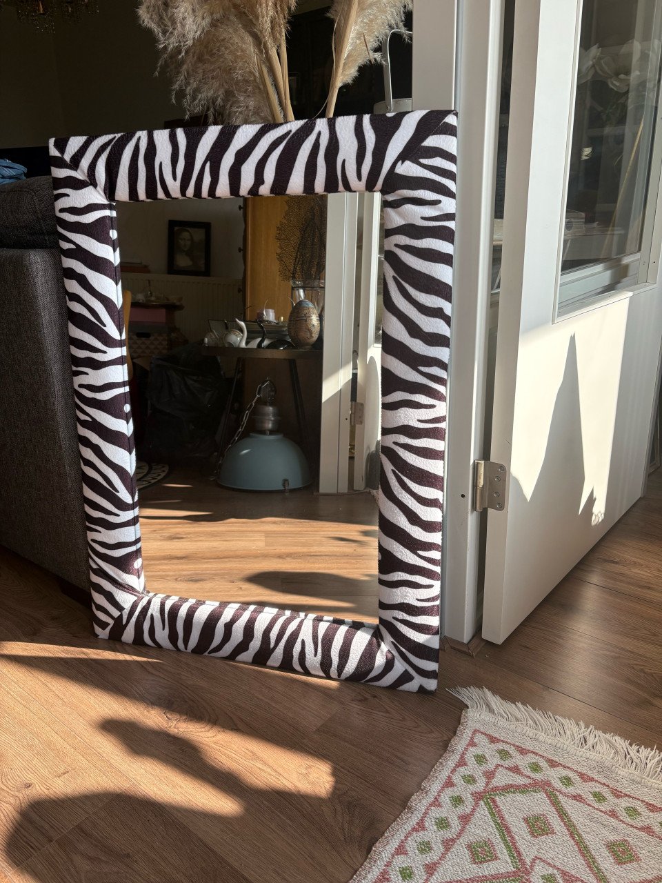 Grote spiegel in zebra print stof omlijsting