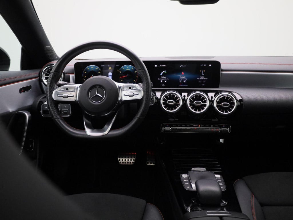 Mercedes-Benz Cla shooting brake 200 business solution amg | automaat | pan