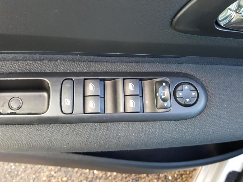 Peugeot 3008 style 1.2pt-130pk trekhaak | navigatie | cruise & climate cont