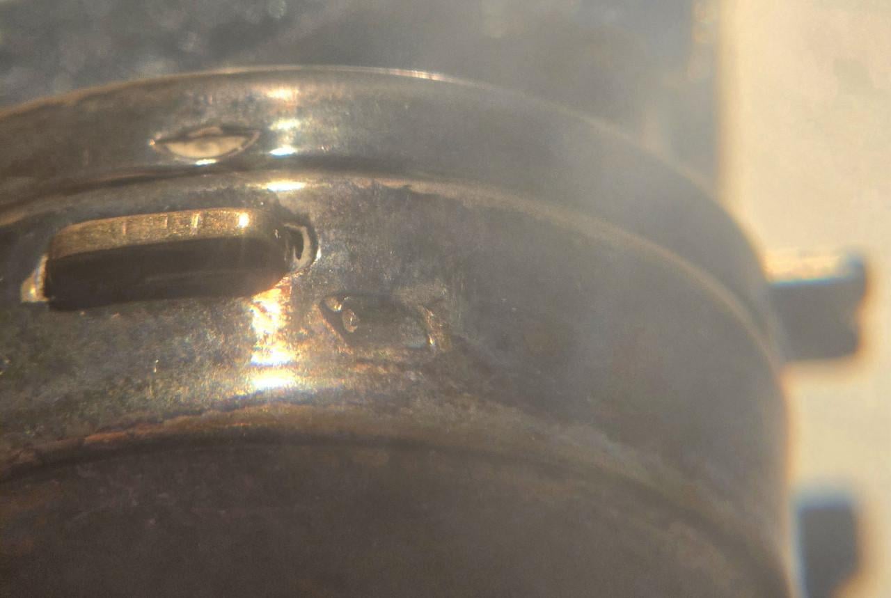 Antieke ronde zilveren snuifdoos Ø 3.5cm voorzien van schildpad(steen)