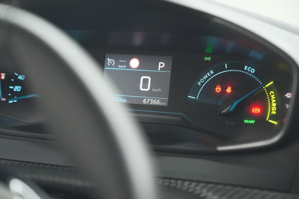 Peugeot E-2008 ev active 50 kwh | camera | navigatie | climate control | ap