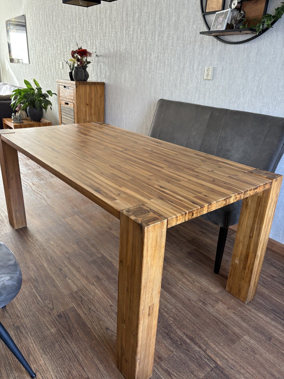 Dressoir, kleine kast, eettafel en salontafel