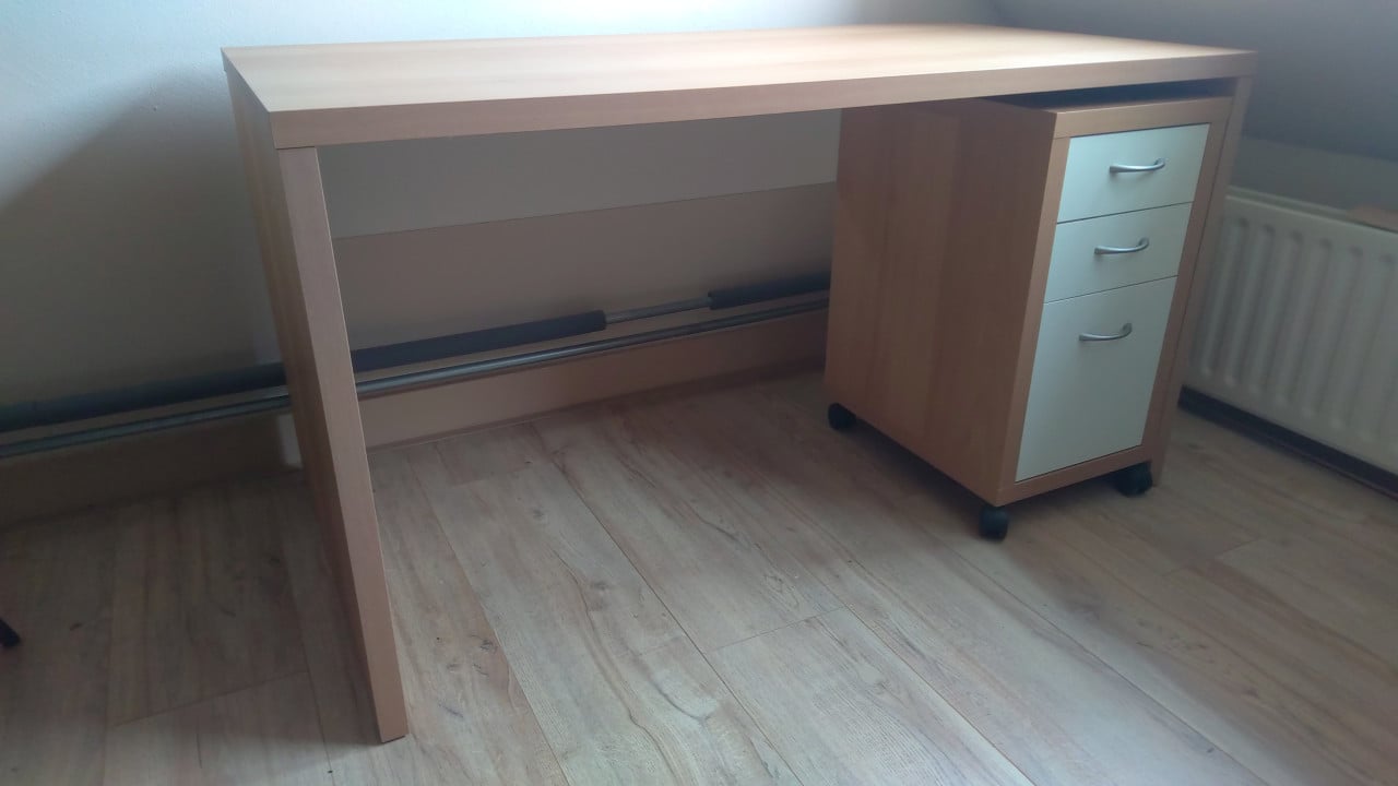 Bureau met kastje vrijwel ongebruikt
