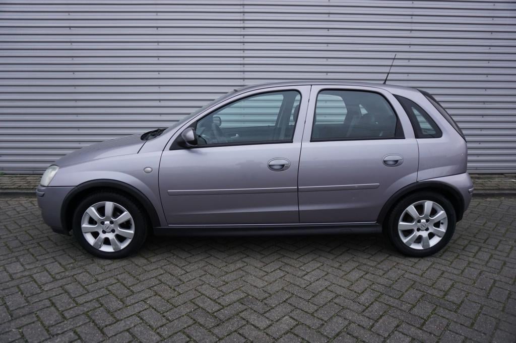 Opel Corsa 1.2-16v silverline airco / cruise controle / lm velgen