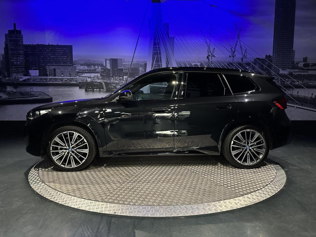 BMW X1 xdrive25e m-pakket *pano*hud*360camera*driveass*20 inch*