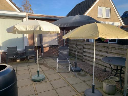 Parasol 3x met voet, 2 extra stokken en gratis stoel