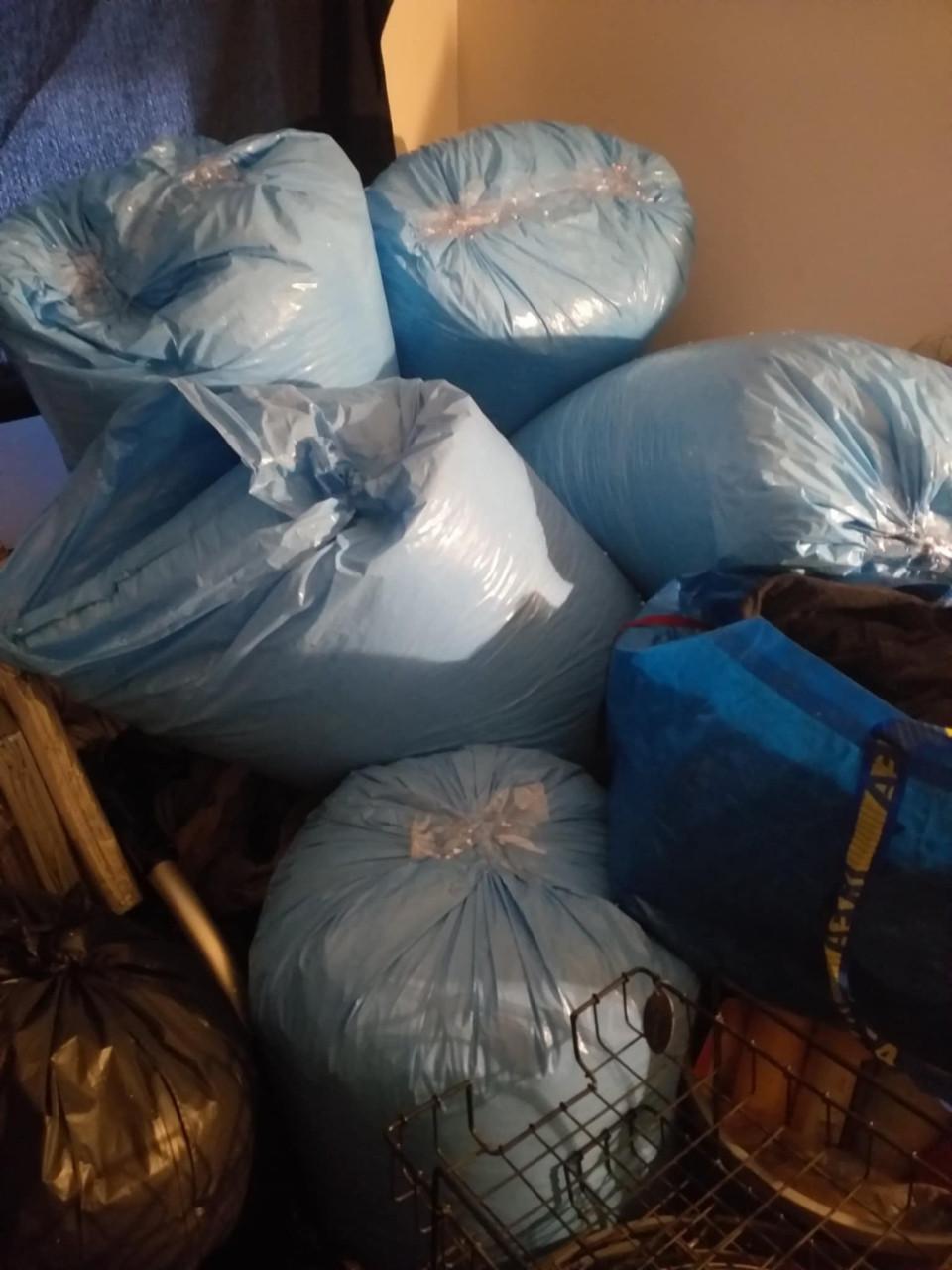 5 GROTE BLAUWE BIOBAK ZAKKEN GEVULD MET EPS KORRELS AFHALEN IN AXEL.