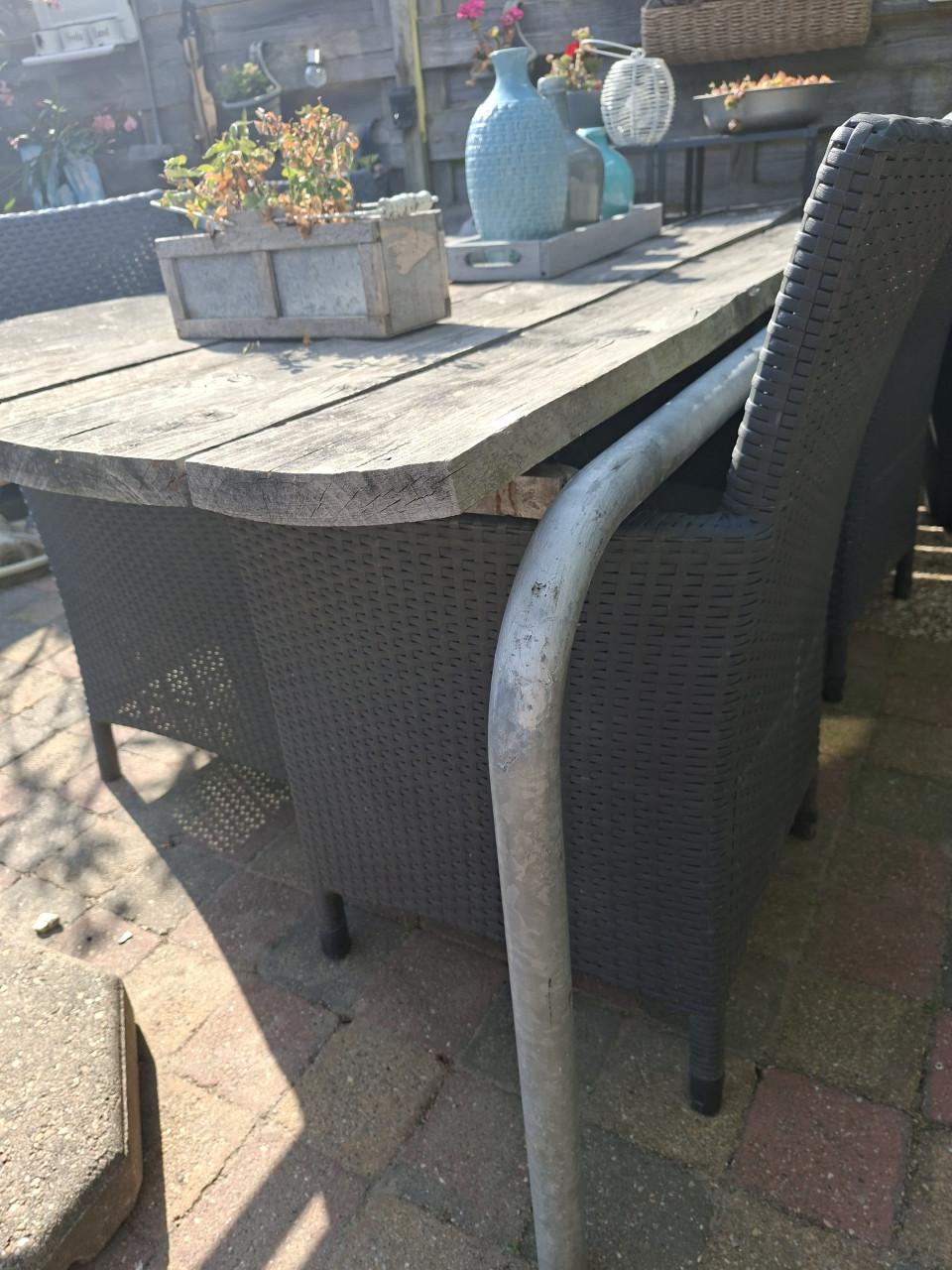 Metalen tuintafel met steigerhouten planten