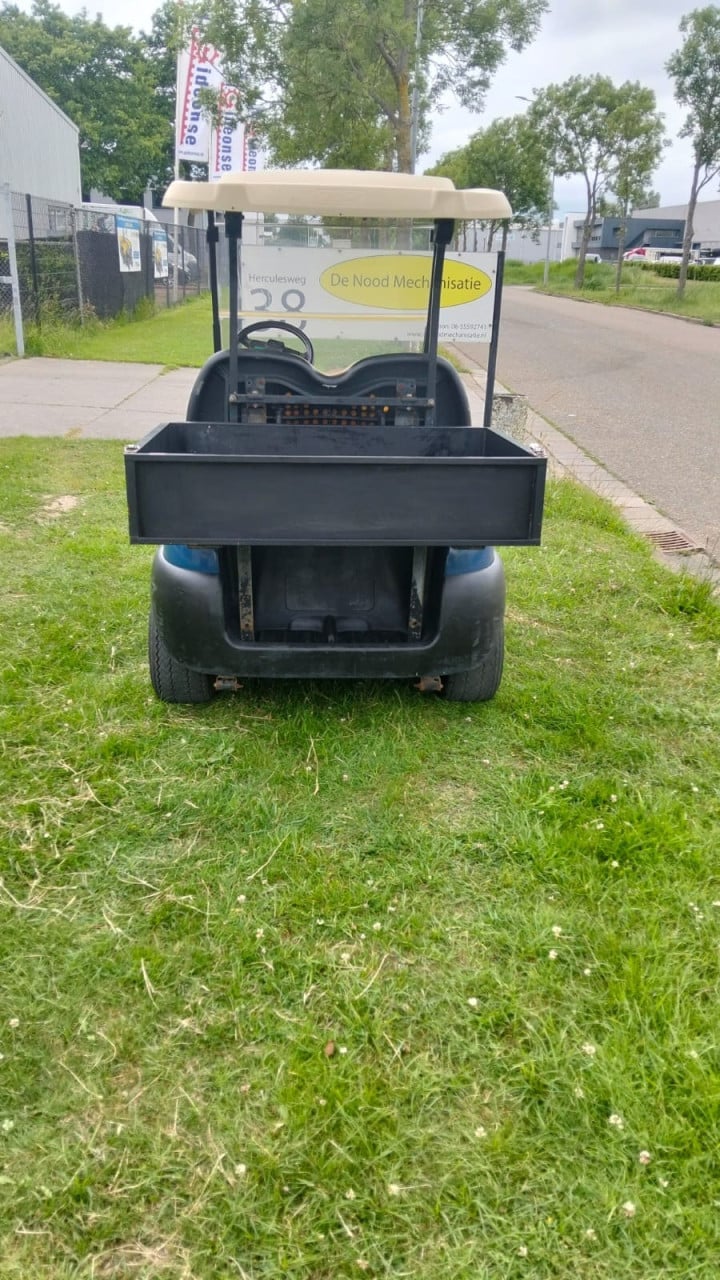 Club Car met laadbak en voorzien van nieuwe accu's en acculader