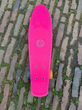 Skatebord fluor roze.