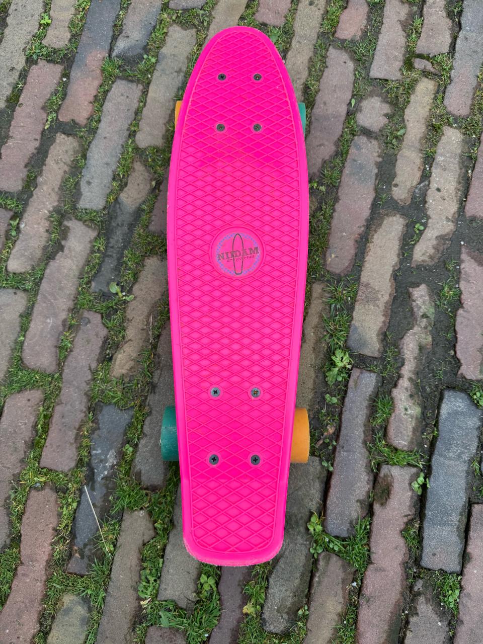 Skatebord fluor roze.