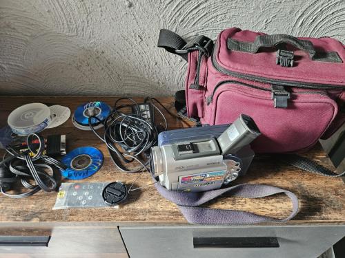 Hitachi DZ-MV200E DVD Camcorder met accessoires