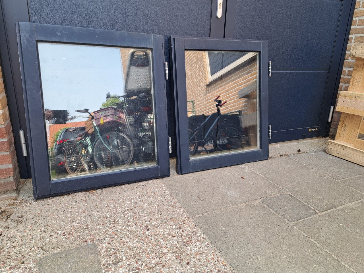 Te koop raam met dubbel glas