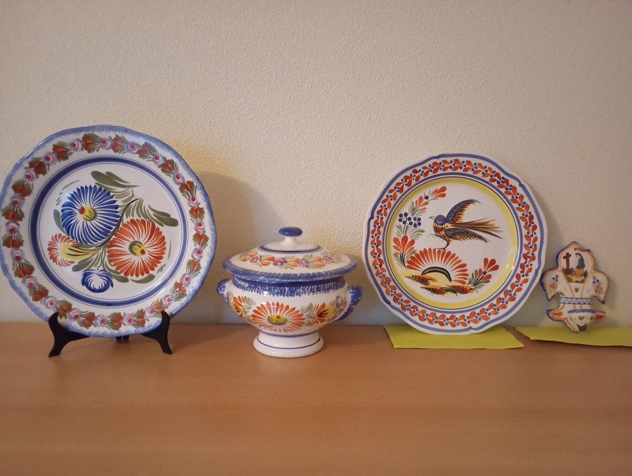 4 stuks Henriot Quimper handgeschilderd aardewerk