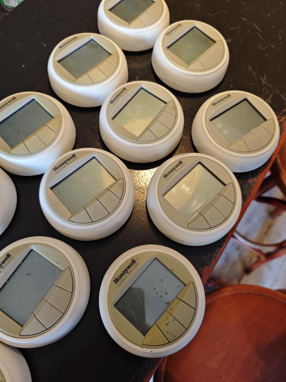 35x Honeywell Round & Chronotherm Thermostaten