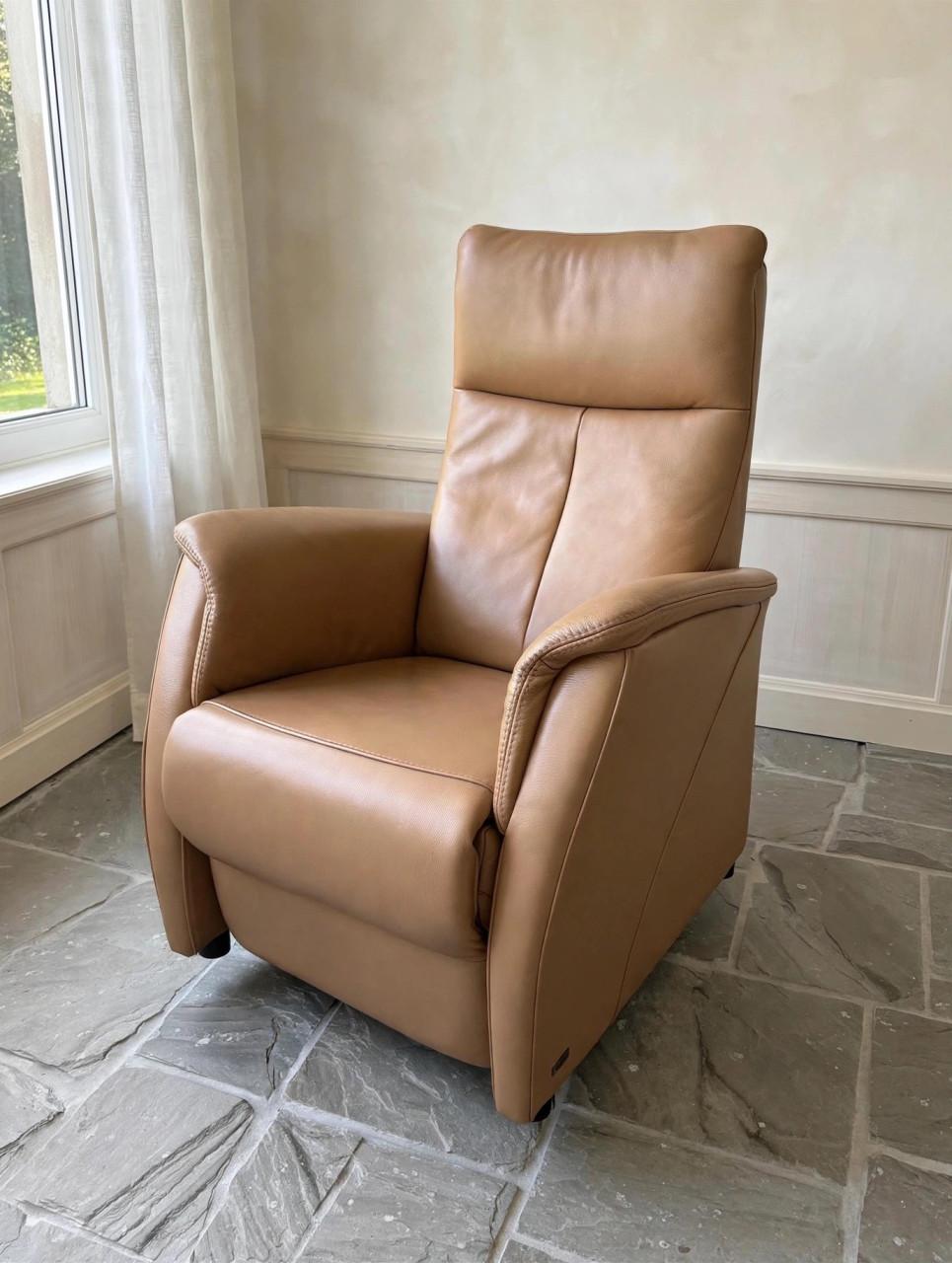 Prominent sta op en relax fauteuil, elektrisch bedienbaar