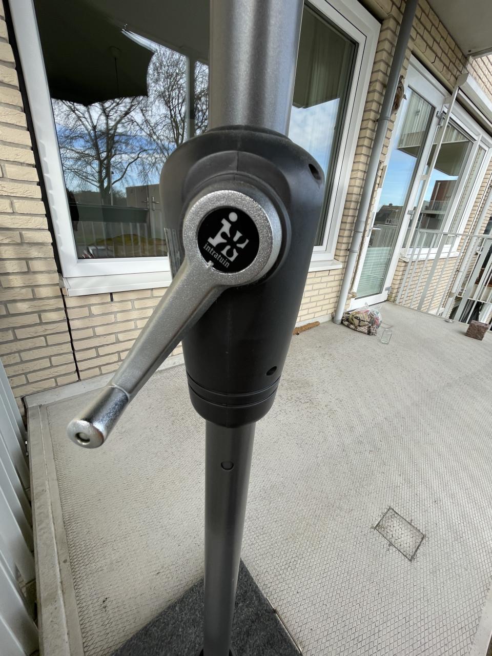 Tuinparasol met natuurstenen voet