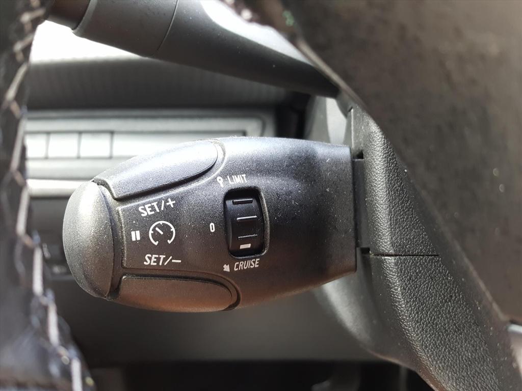 Peugeot 208 blue l. allure 1.5 bluehdi-100pk apple carplay & android auto |