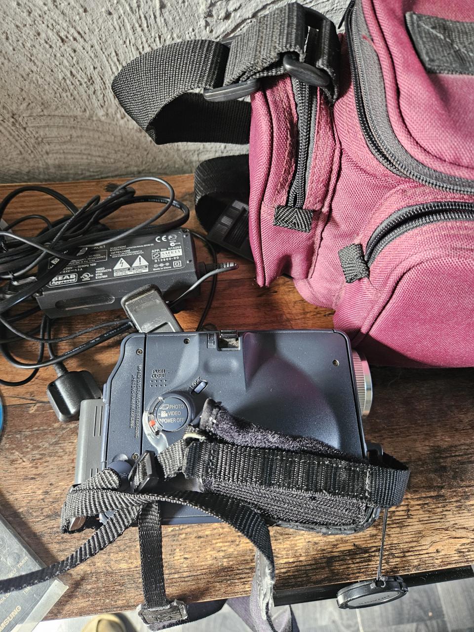 Hitachi DZ-MV200E DVD Camcorder met accessoires