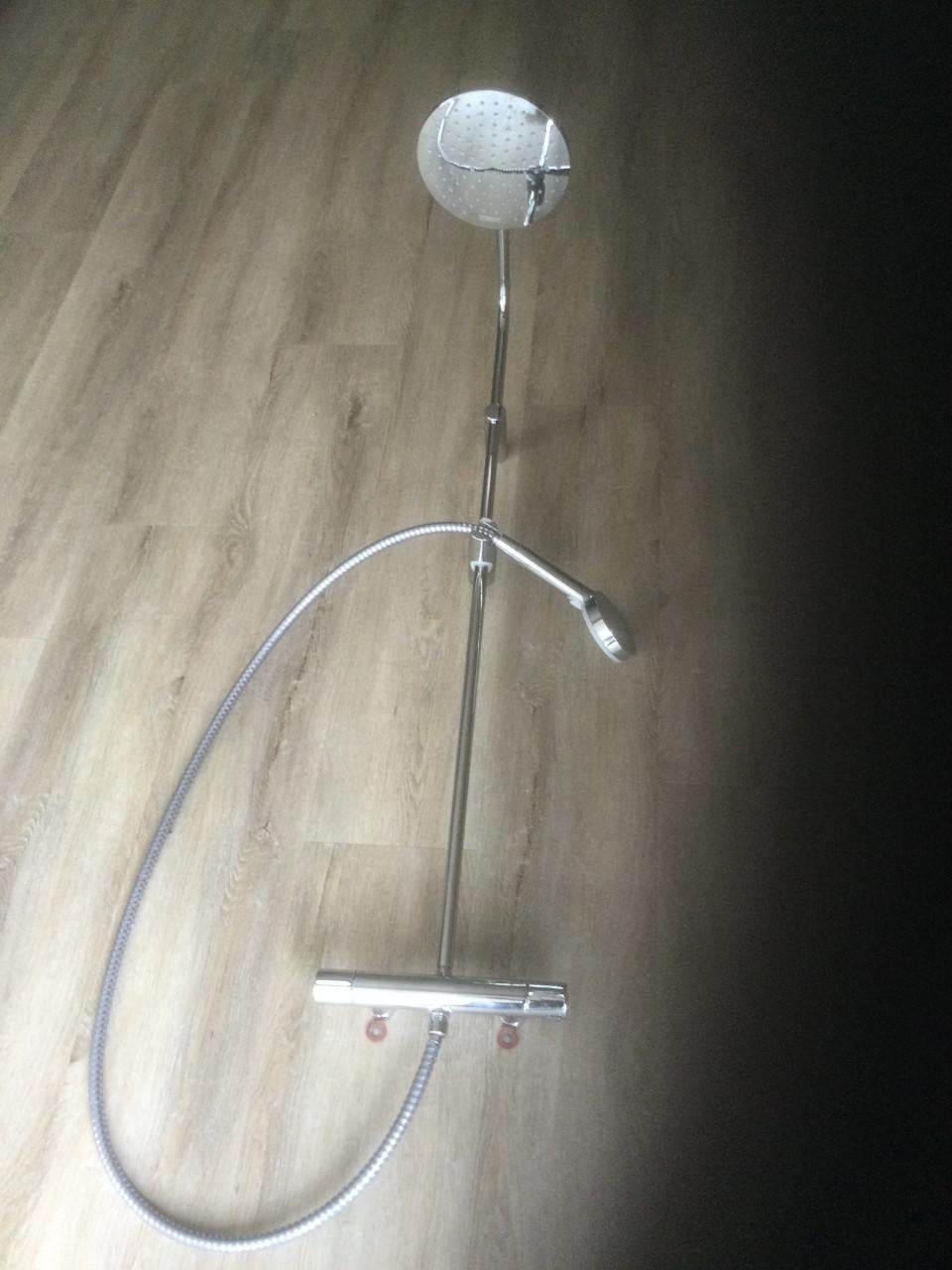Regendouche met mengkraan en handdouche