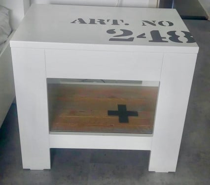 Kinderkamer: bed, nachtkastje, ophang plank en bureau