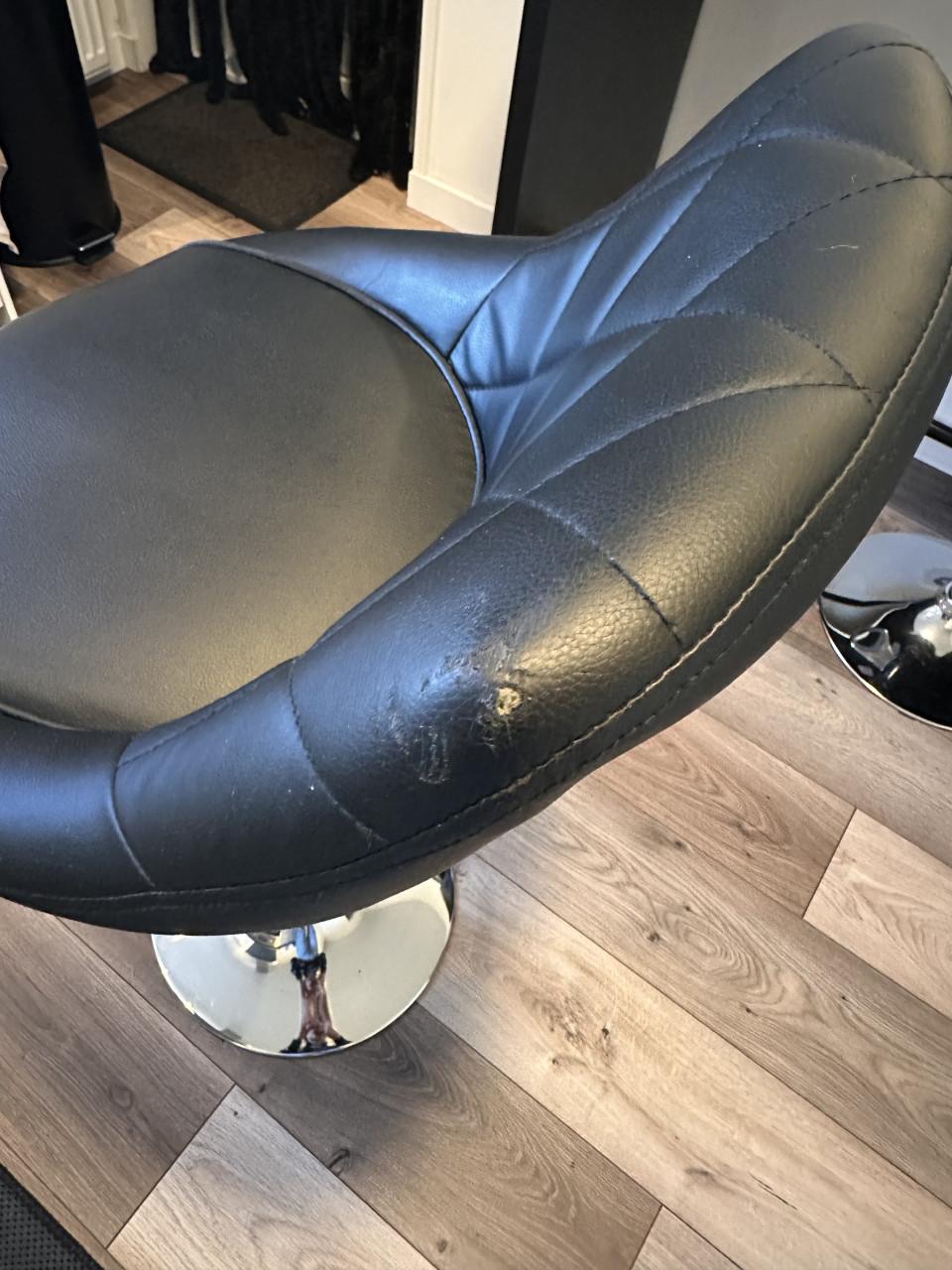 Bartafel met 2 leren stoelen