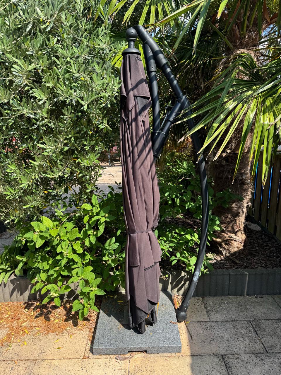 Zwarte Madison zweefparasol met beschermhoes en stevige parasolvoet