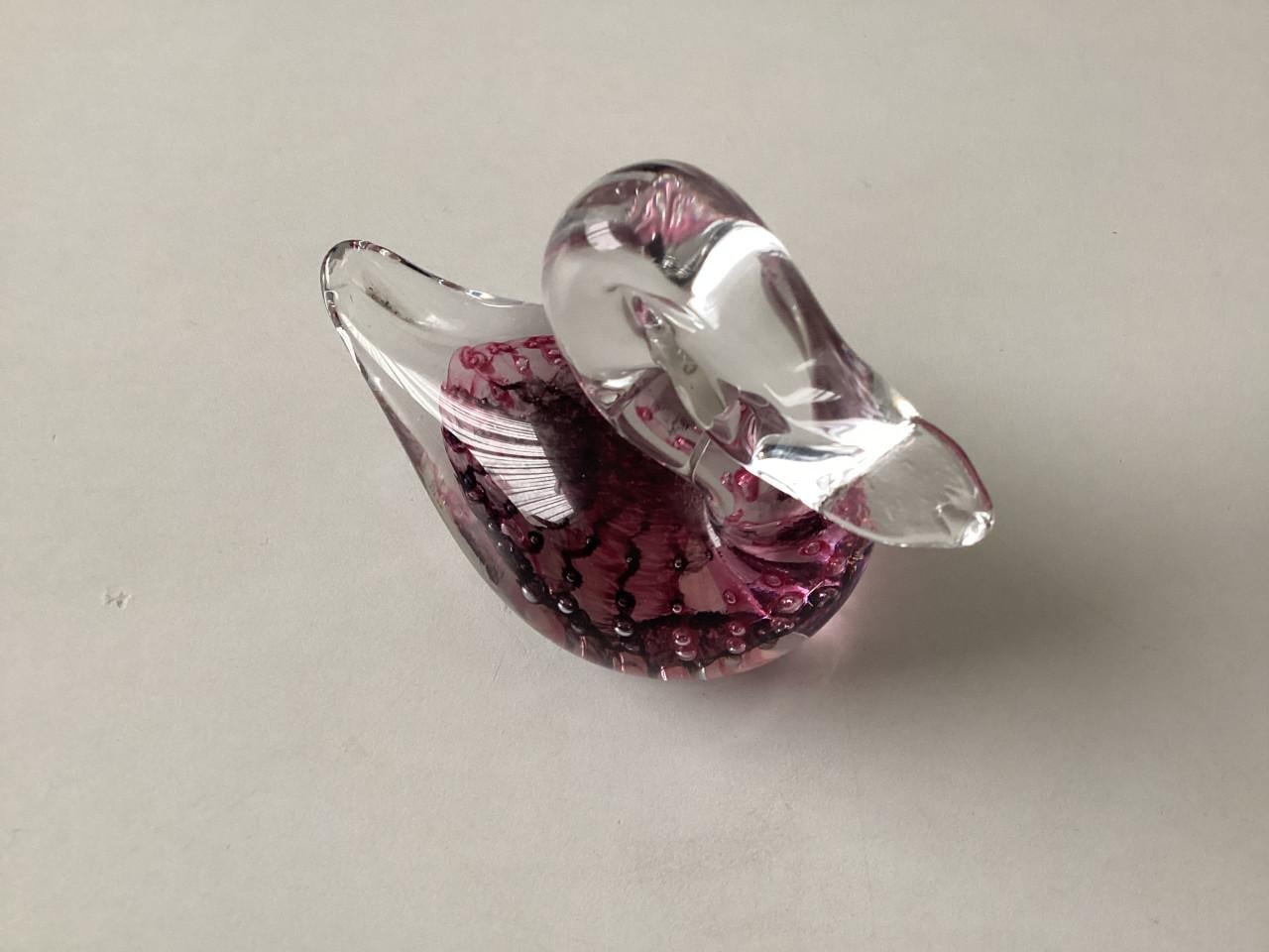 Eendje.     Pfeiffer kristal, bekend van de luchtbelletjes.