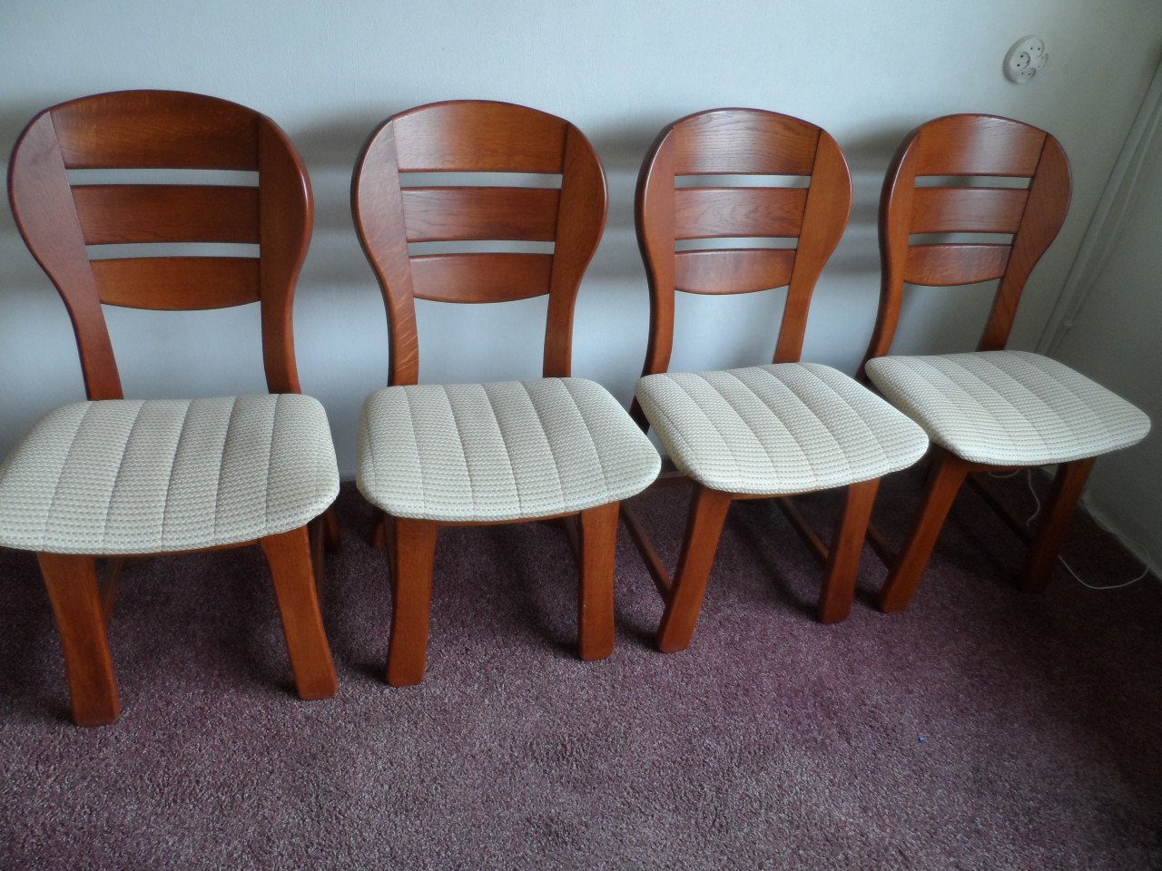 2 persoons bankje, 4 stoelen met ronde tafel, 2 fauteuils