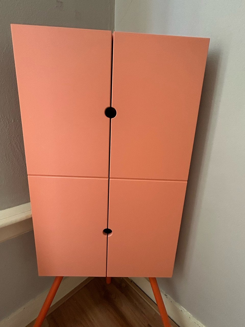 Roze hoekkast