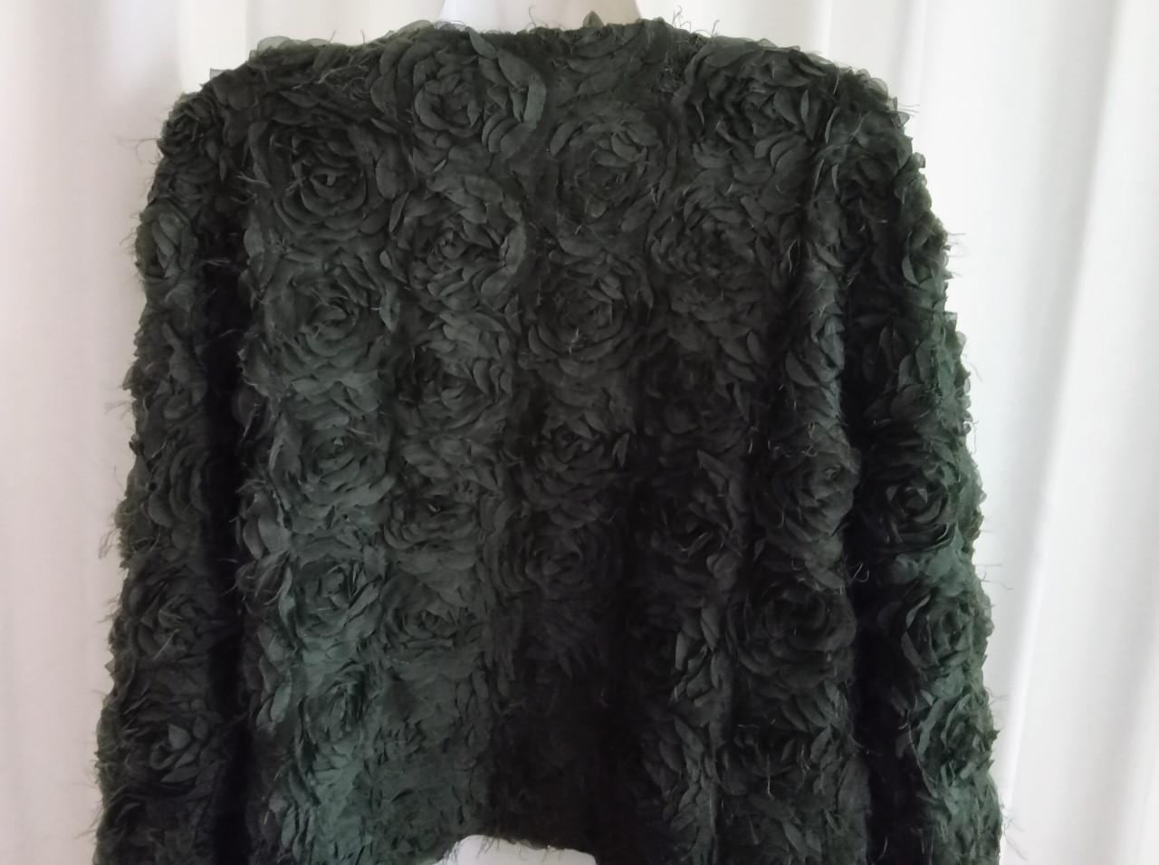 Prachtig groen apart jasje met rozenstructuur