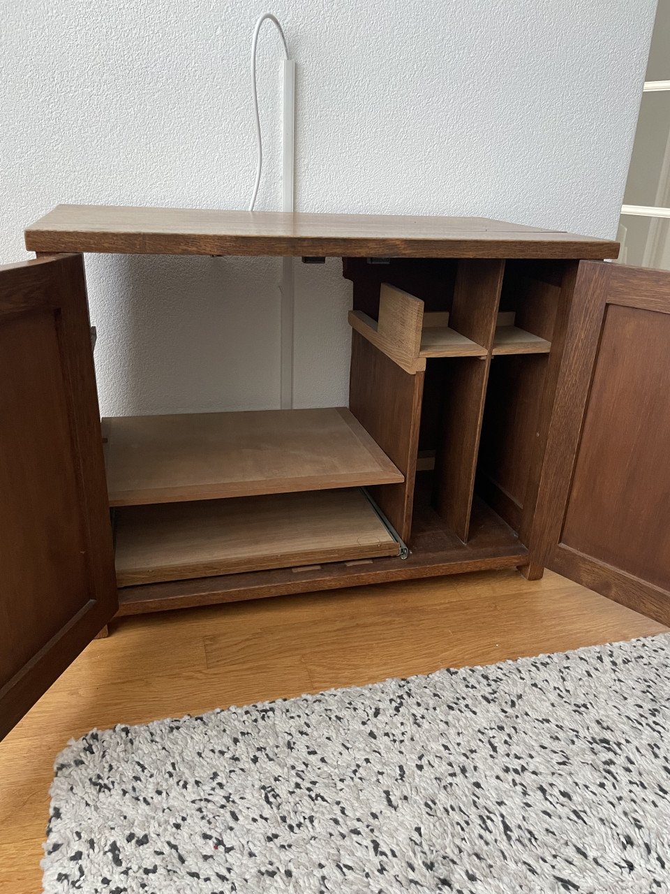 Eiken kastje (voormalig stereo meubel).