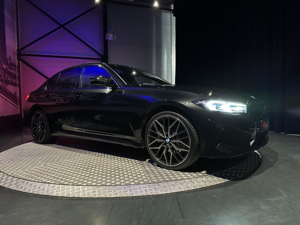 BMW 3-serie 330e m-sport *schuifdak*acc*harmankardon*