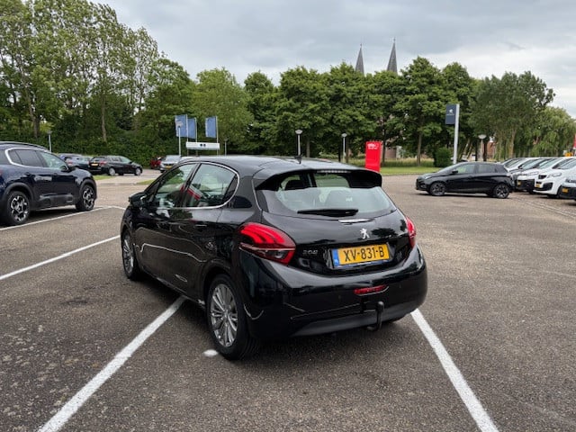 Peugeot 208 blue l. allure 1.2 pt-82pk | navigatie & bluetooth & applecarpl