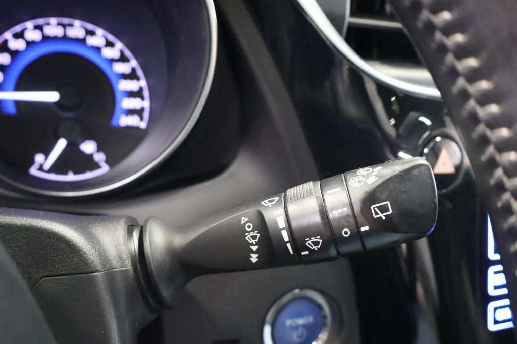 Toyota Auris 1.8 hybrid lease