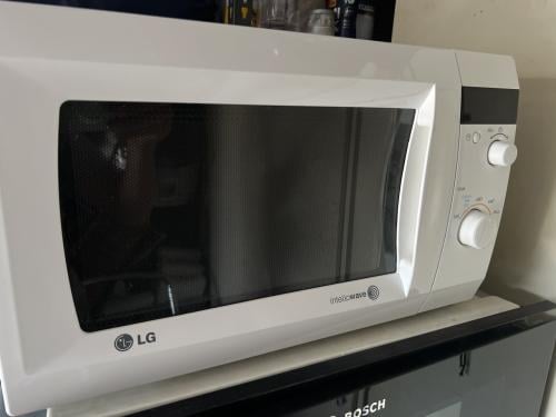 Als nieuwe magnetron met groot glazen draaiplateau