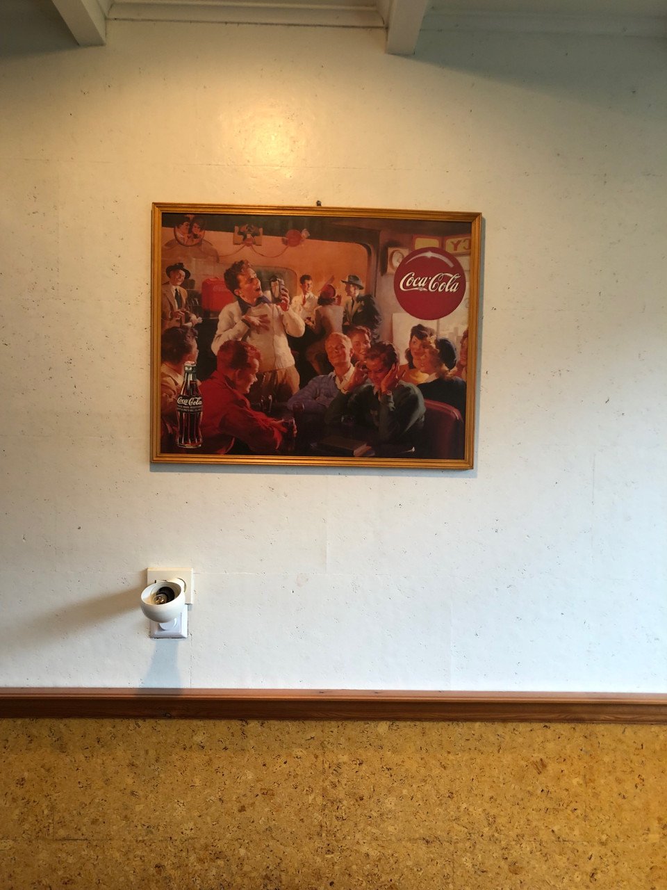 Coca cola poster ingelijst achter ontspiegeld afm 72x57cm.