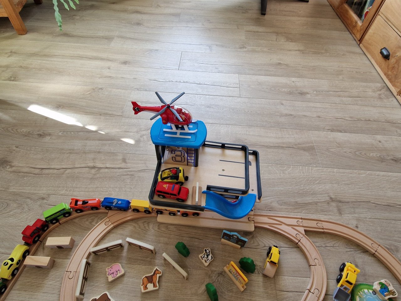 Houten speelgoed baan met parkeergarage