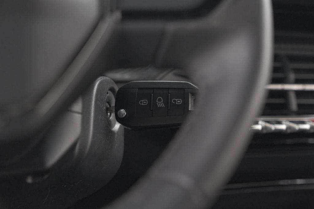Peugeot 2008 puretech 100 active pack | allseason banden | parkeersensoren 