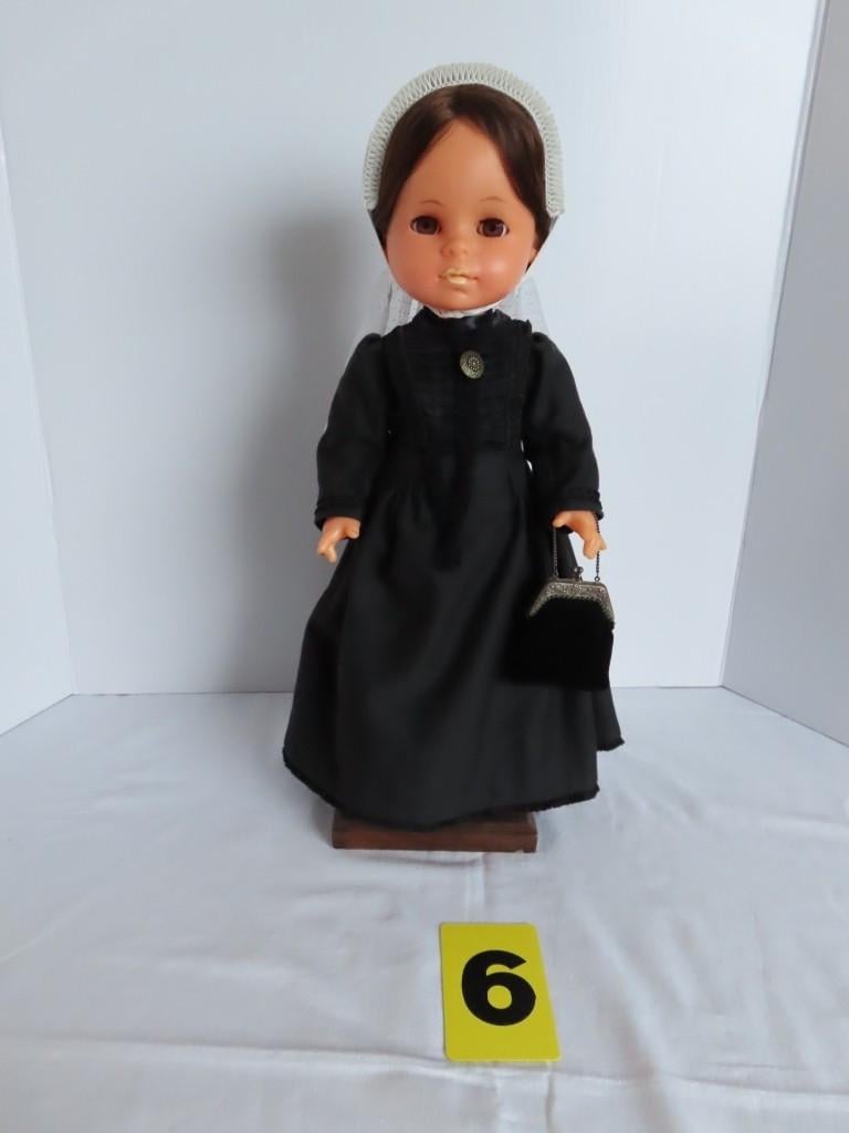 Wij verzorgen Klederdracht poppen Antiek of modern.